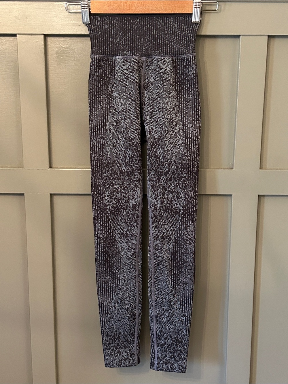 Lululemon Ebb to Train High Rise Tight Leggings Seamless Black Rhino Gray Size 2
